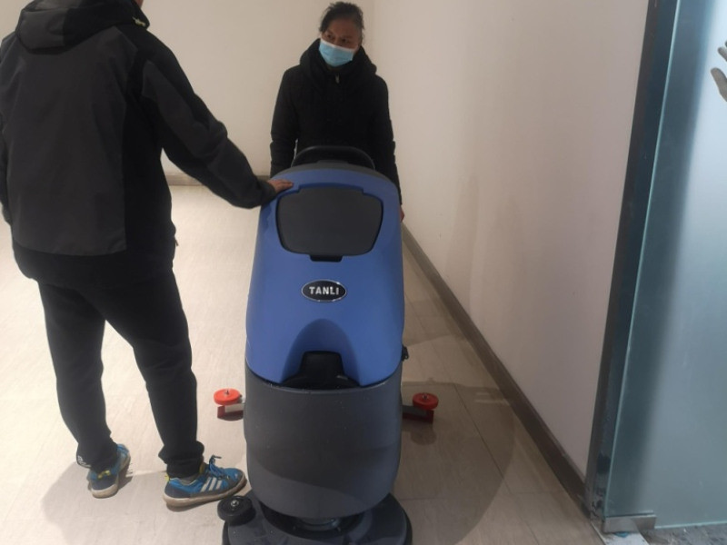 為什么餐廳需要使用洗地機(jī)？