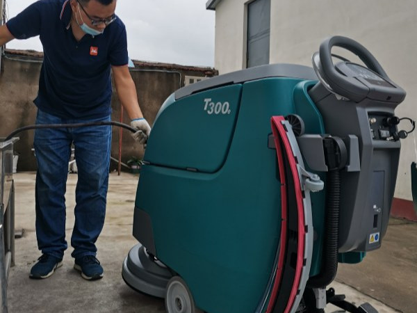 工業(yè)洗地機和商業(yè)洗地機有什么不同？