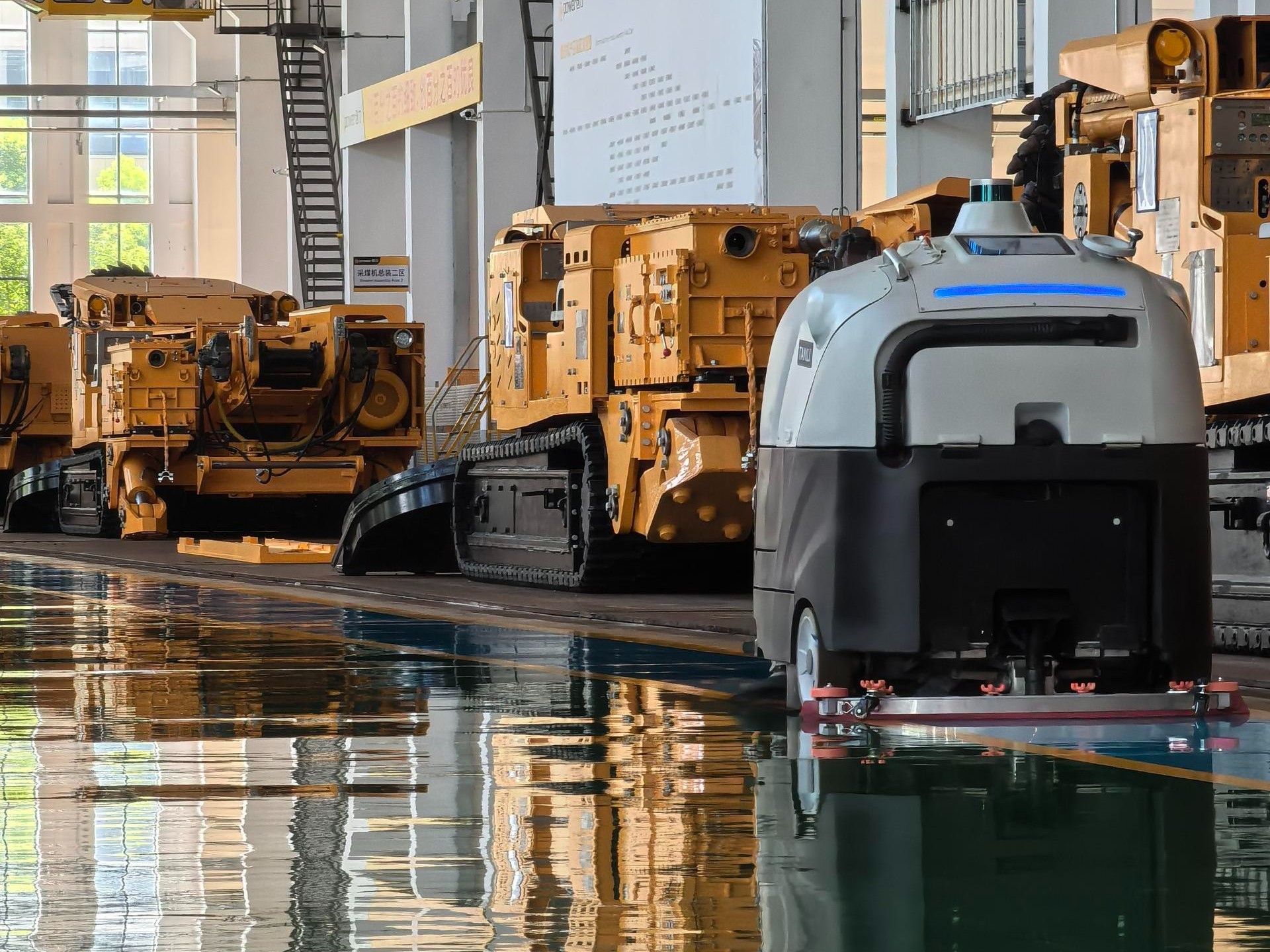 廣東黑燈工廠(chǎng)半夜無(wú)人打掃？坦力工業(yè)洗地機(jī)器人破解 “無(wú)人清潔” 困局