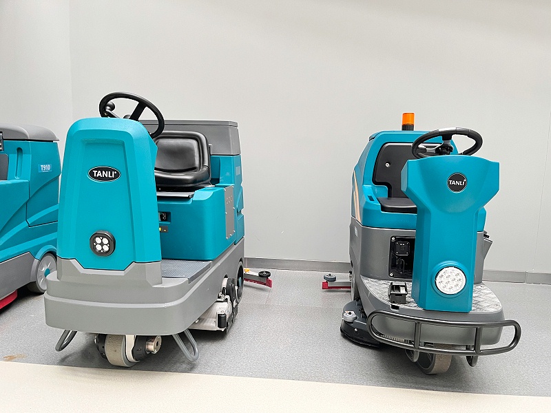 駕駛式洗地機 (2) 駕駛式洗地機 (2)