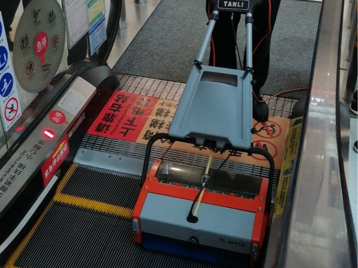 站著就能“輸出”？來看這場(chǎng)商超自動(dòng)扶梯清潔大作戰(zhàn)