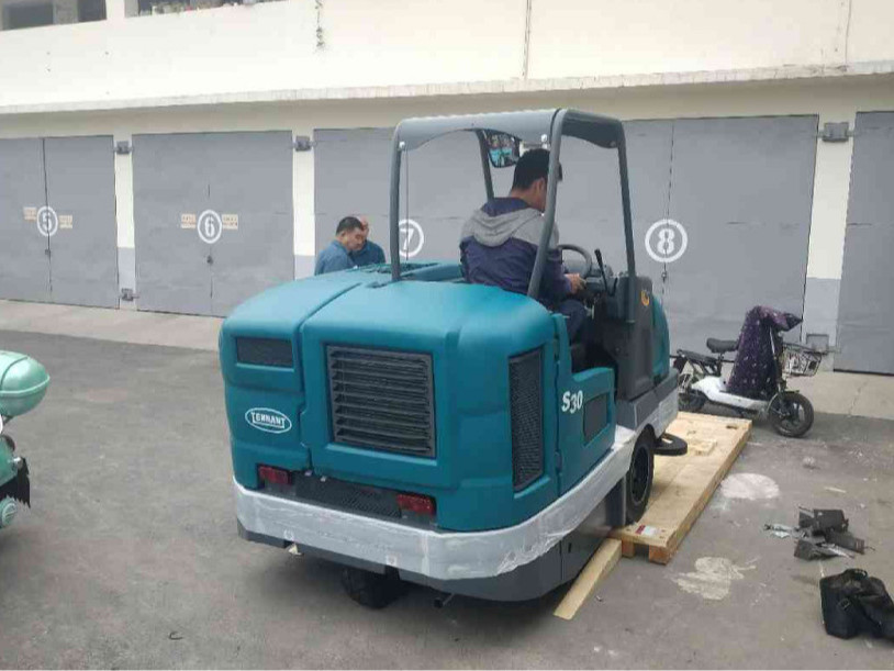 冬季猛降溫，環(huán)衛(wèi)掃地機要注意哪些問題？