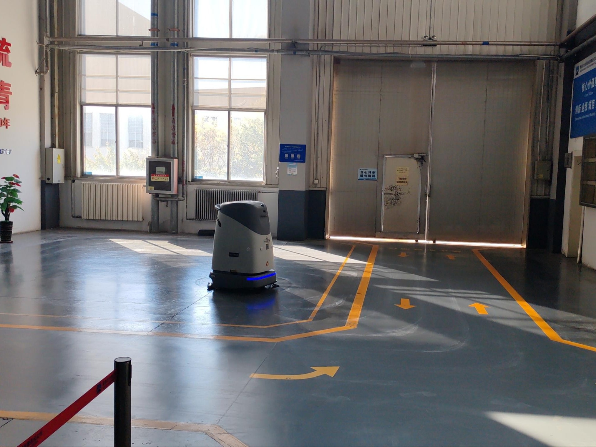 沖壓車間油污難題不用愁！坦力無(wú)人機(jī)器人守護(hù)整潔與安全